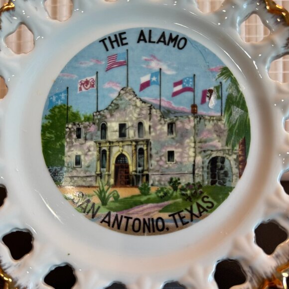 Charming vintage souvenir plate bundle featuring two iconic American destination - Picture 7 of 9